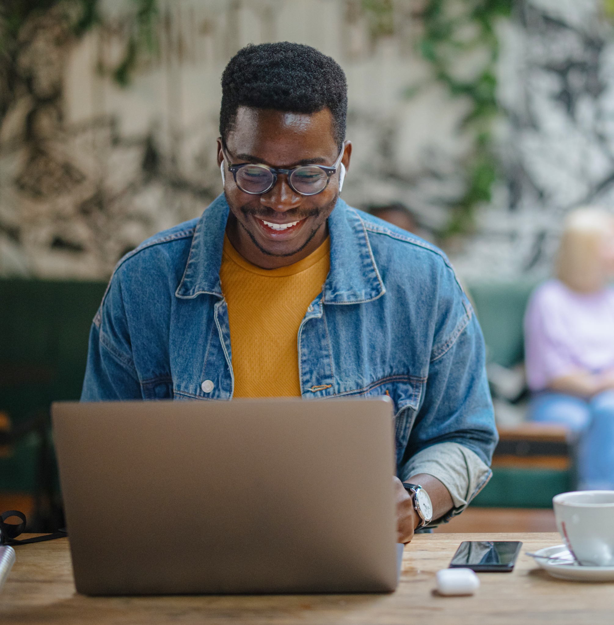 The Canvio Advance Plus includes both USB-® and USB-A cables, offering the versatility to support your new and legacy devices.